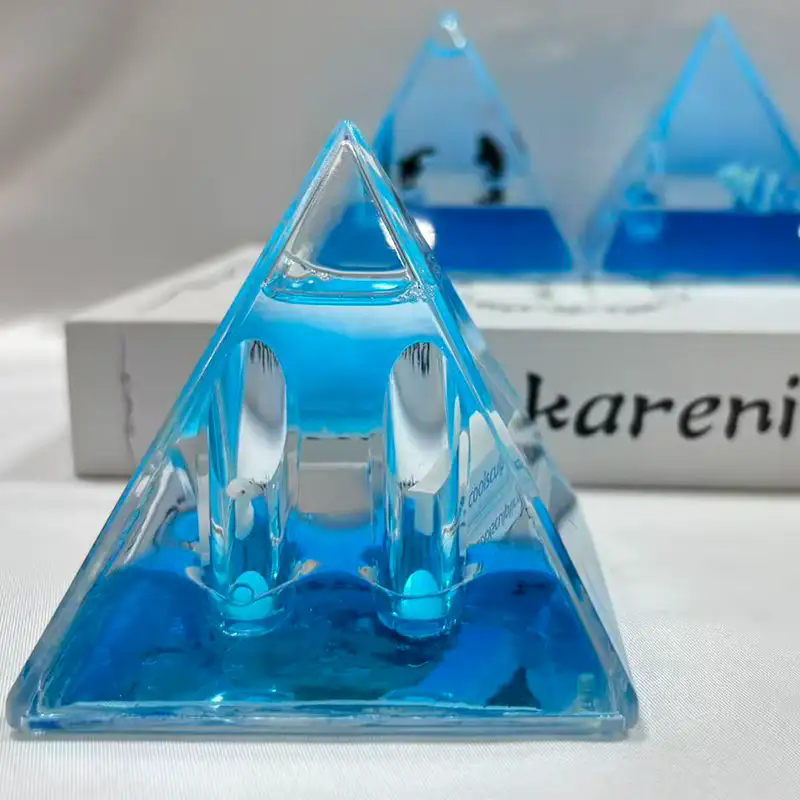 Kuinka Pyramid Liquid Desk -sisustus muuttaa työtilaasi?